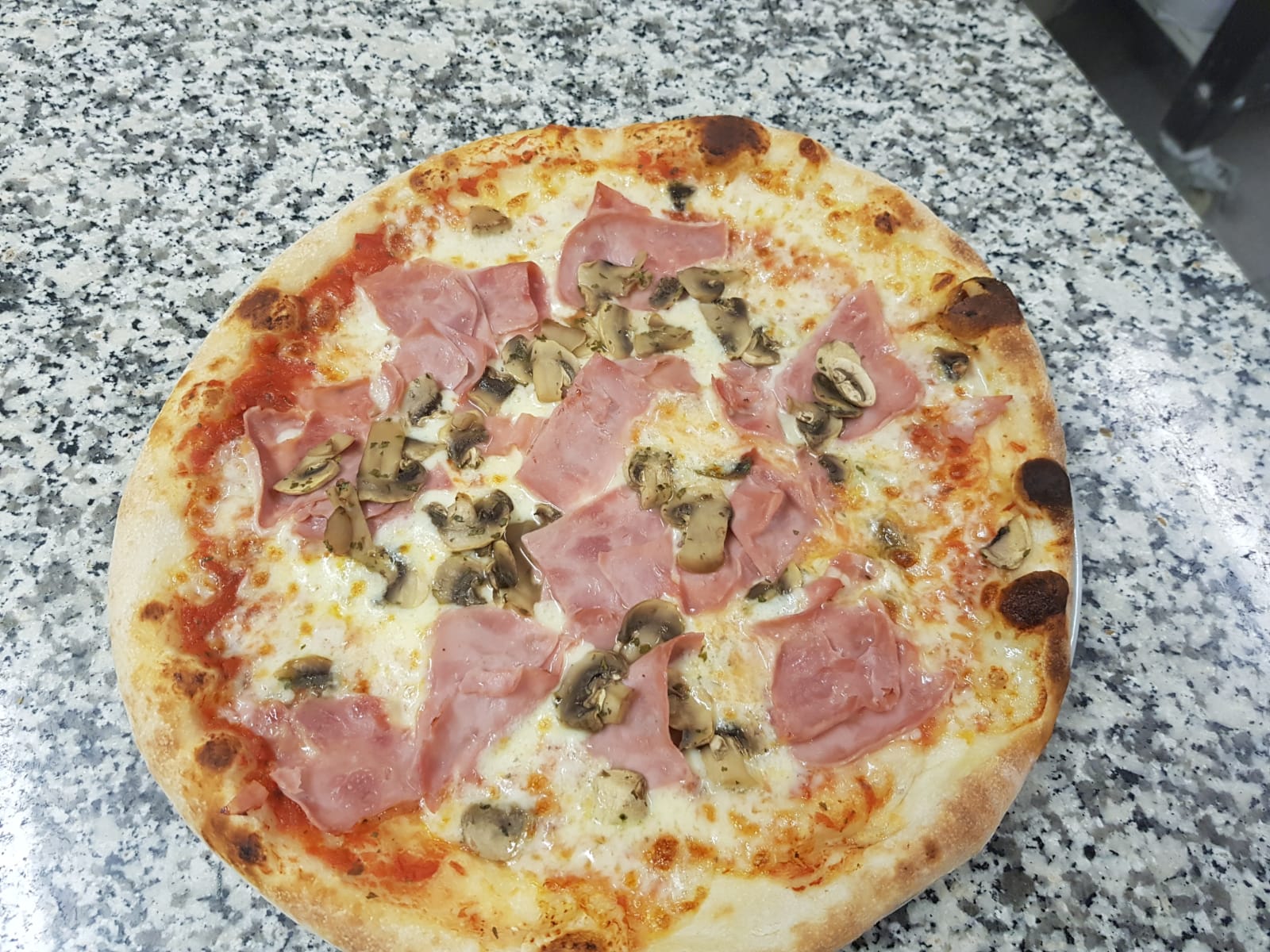 Prosciutto e funghi